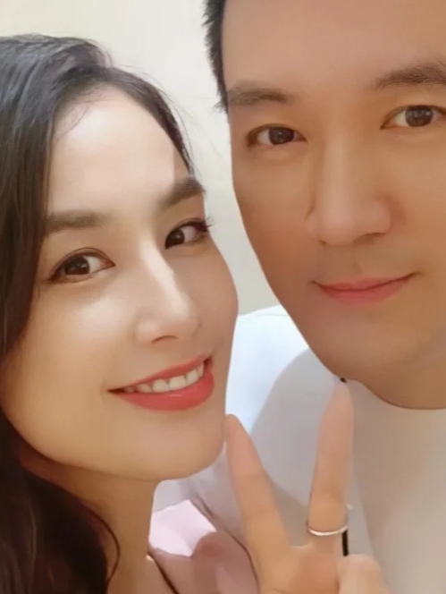 随着综艺节目《再见爱人4》播出，杨子与黄圣依这对在2022年就在微博上写藏头诗分