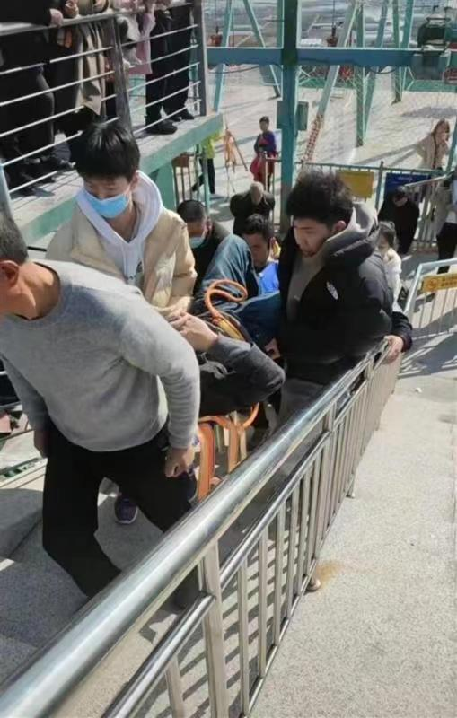 浙江宁波，景区高空秋千项目突发故障，现场十分惊险，事故导致一名男子腿部骨折，27