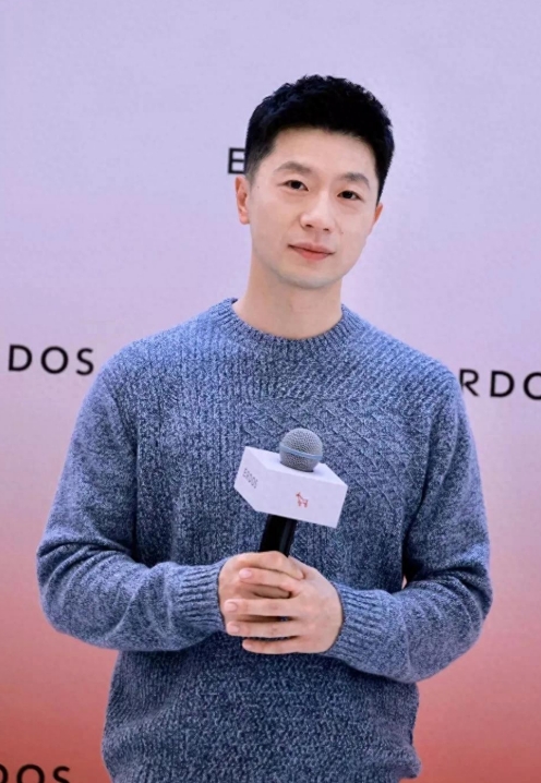 马龙出现在厦门的活动现场啦！他穿着一件灰色毛衣，整个人看起来就像春天里的微风，超