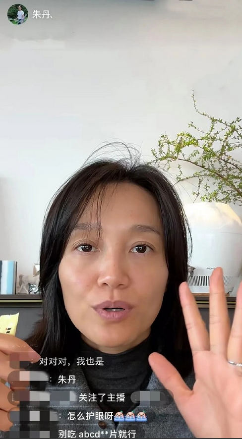朱丹搞了个大胆的尝试——素颜直播。全程没涂一点化妆品，就这么大大方方地出现在镜头