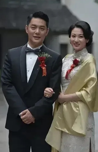 两个实力派的演员，
演艺超群真不错，
颜值都在线，
这女士是谁？
以前看电视剧经