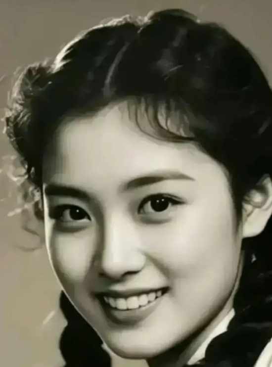 这美女长得比朱琳还美，这才是纯天然美女，长得倾国倾城，青春靓丽，这才是中国最美脸