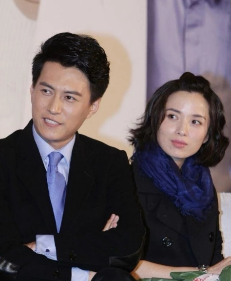 嘿，真难得瞧见靳东跟他老婆同框合照！他老婆那颜值，简直绝了，妥妥的大美人一个。往