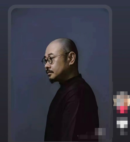 刀郎的成都演唱会感动了许多人，他没有耀眼的一线明星帮唱，没有华丽、昂贵的服饰，唯
