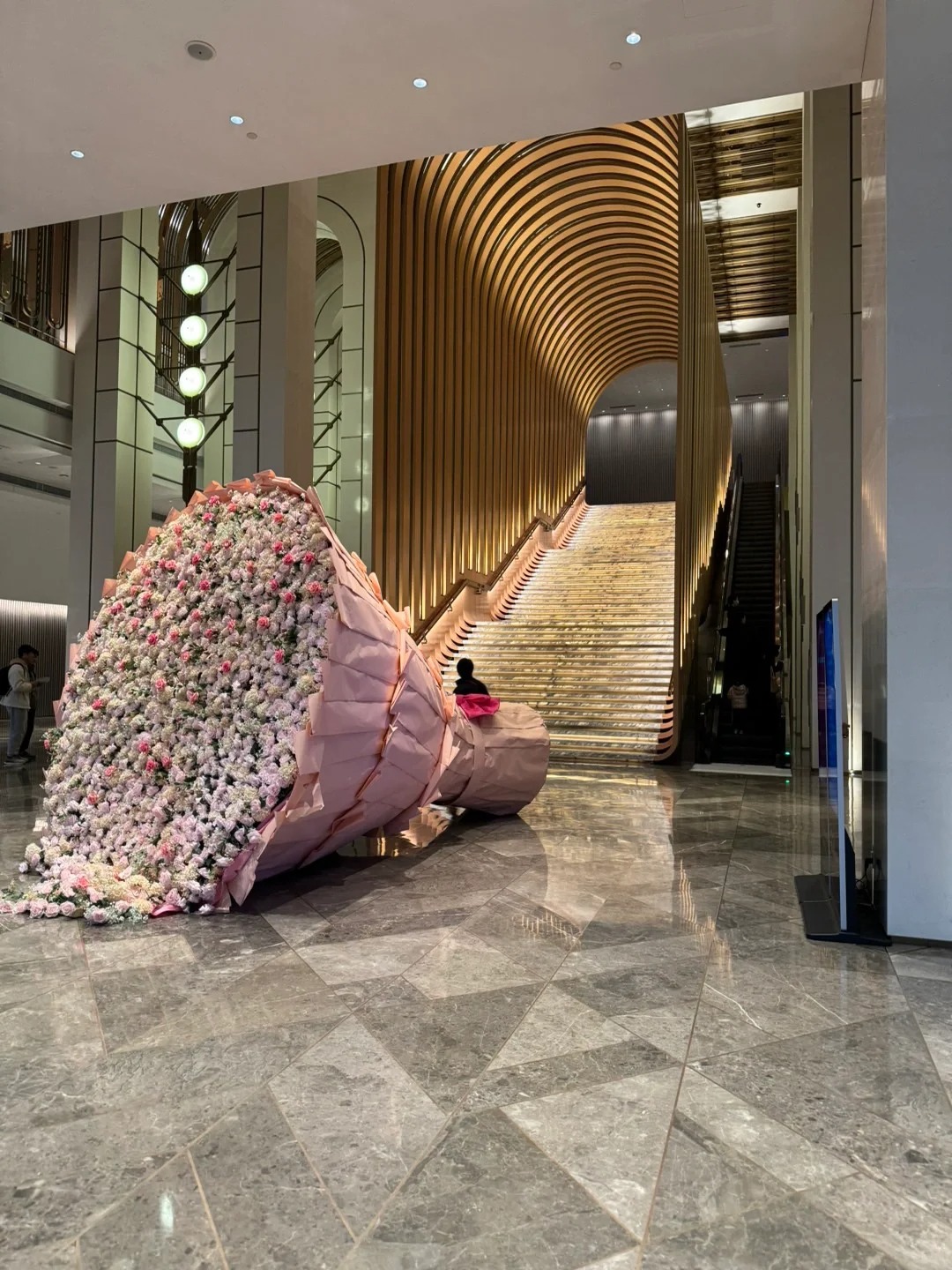 姐妹们，两万的礼物你们选包还是手表？