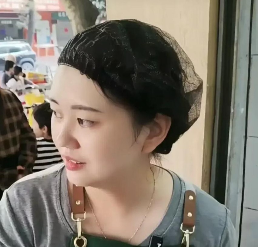 肥娟小吃店曾风靡一时，直播间里动辄十万人围观，各大品牌商也蜂拥而至。然而，随着肥