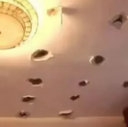 贵州遵义，男子刚入住不到一个月的婚房，天花板居然被楼上的邻居砸出来50多个碗口般