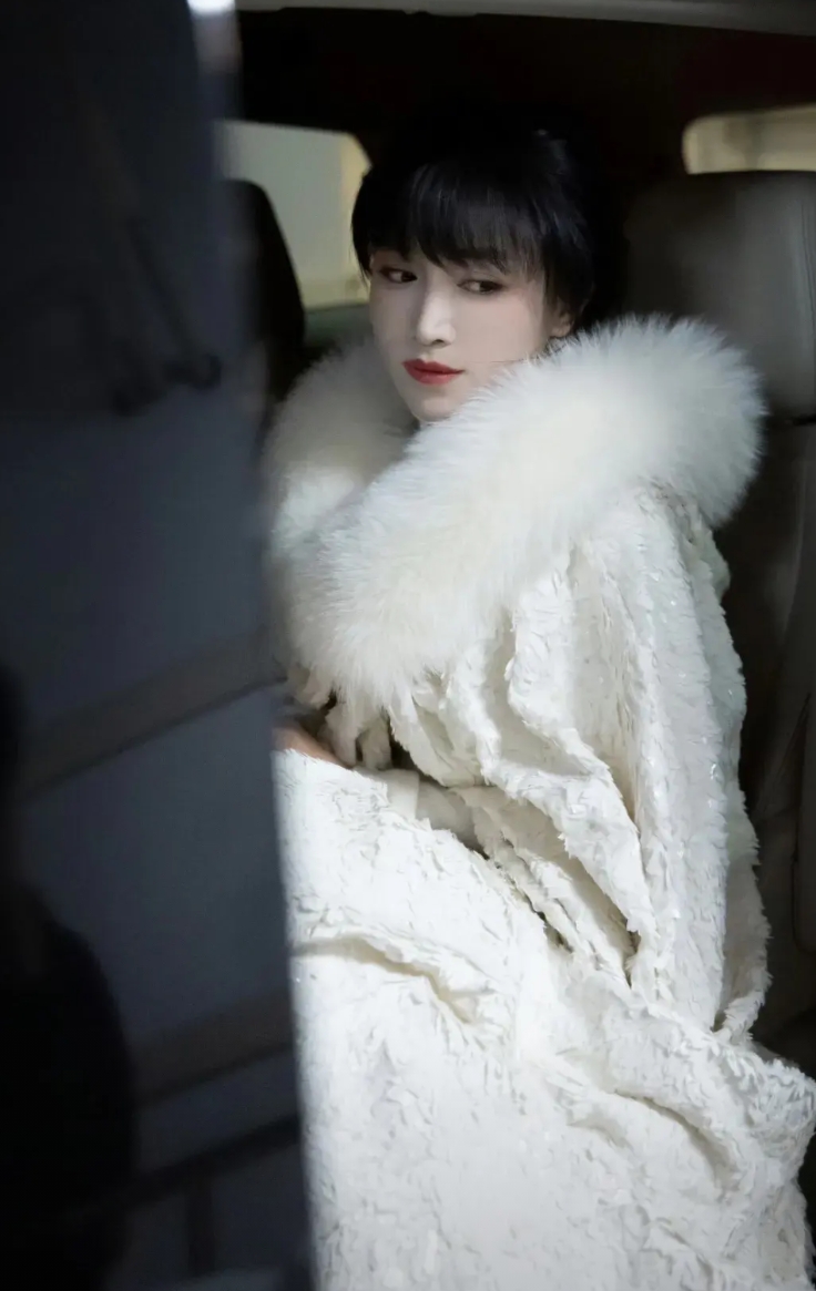 李子柒真是个谜，越来越看不懂她了。

说她有钱吧，微博之夜上那个造型也太素了，竟