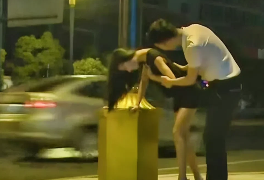 福建福清，17岁卫校女生在实习期间，深夜在酒吧喝的不省人事，被5名不怀好意的男子