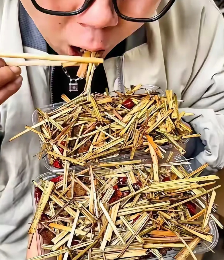 单位里有名年轻的小伙子，最近每天中午都吃一种外形像是草根一样的食物，看起来十分奇