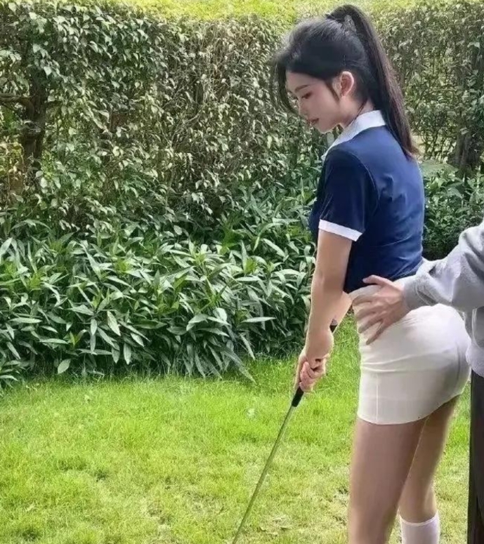 不明白就直接说，为啥打高尔夫得穿包臀裙呢？