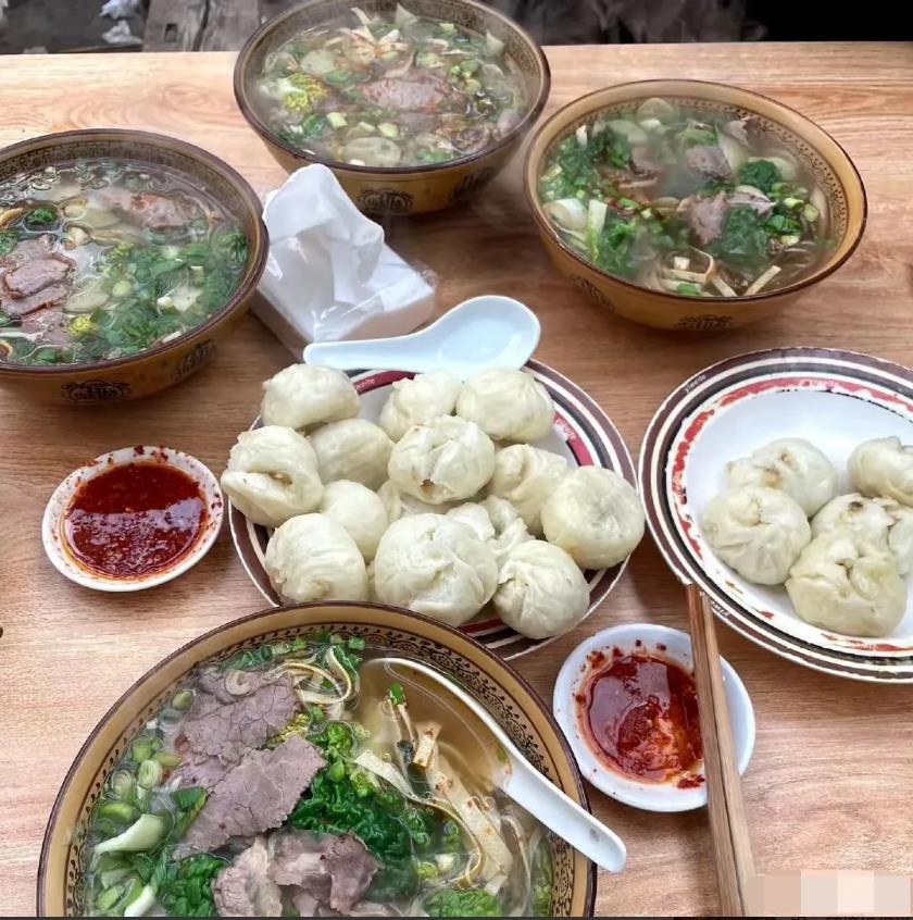 这桌早餐100贵吗？