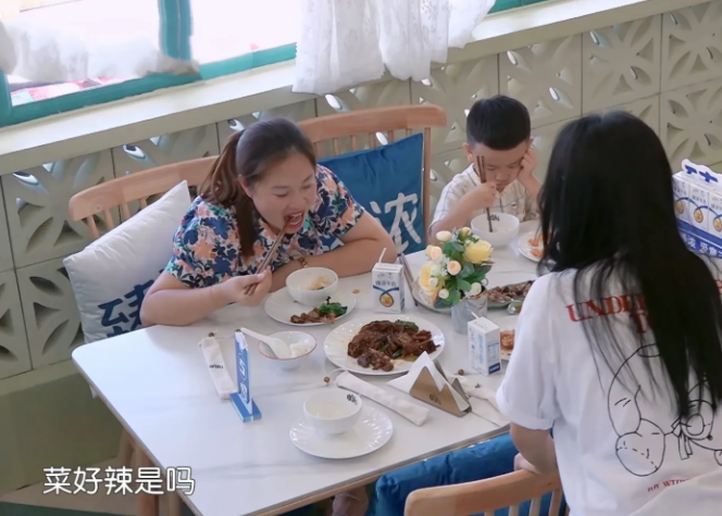 那英，太大方了！

那英观察到餐厅里一个小男孩好像不太好，男孩的家长说是菜太辣，