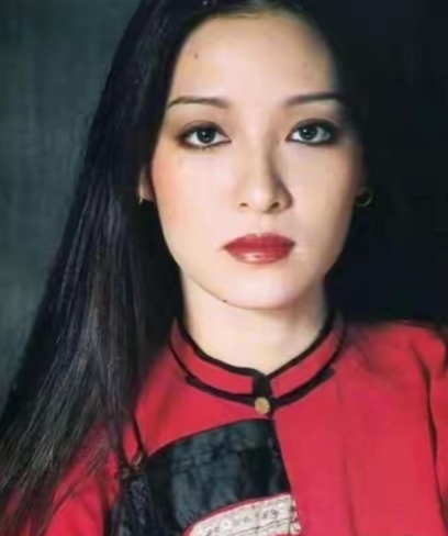 当年，李敖黑了朋友托管的财物，胡茵梦在法庭作证，李敖败诉了，气急败坏的李敖与胡茵