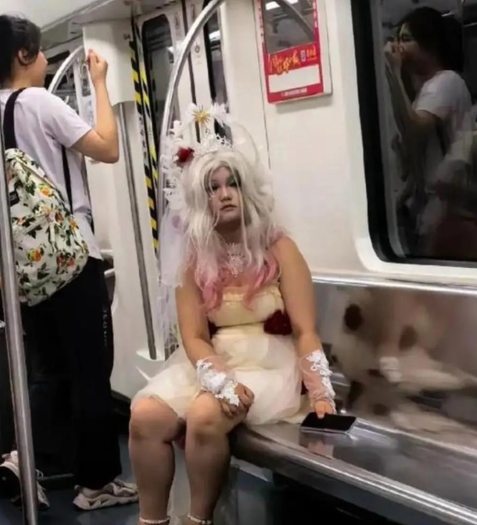 今天在地铁上看到个小妹妹，这小妹妹的穿搭真是让人不敢直视，真不懂现在的妹妹都这样