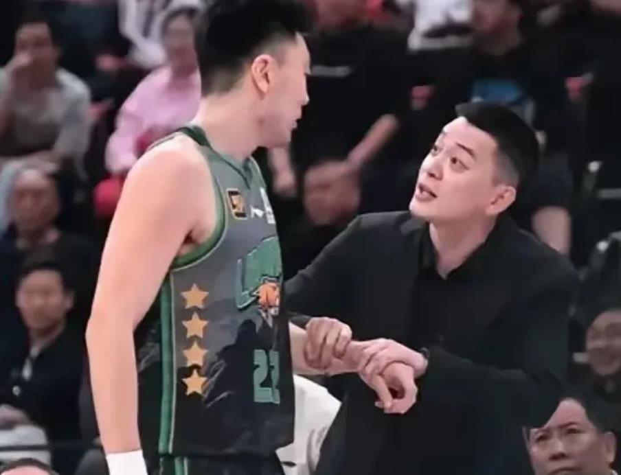 说实话！CBA本赛季球队成绩压力最大四位主教练如下:

1.杨鸣

2.许利民