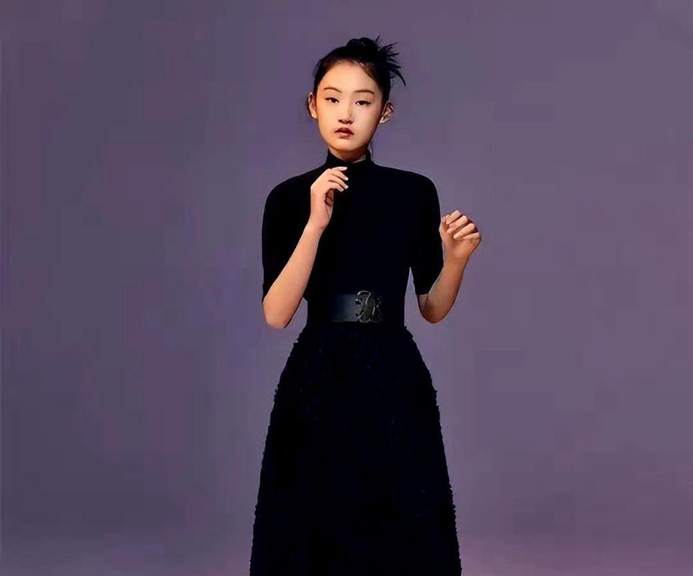 刘敏涛晒女儿的照片真是太令人惊讶了，女儿才15岁，就已经这么漂亮！
女儿15岁，