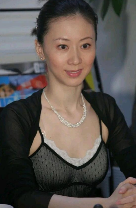 2002年，“人体模特”汤加丽的写真集刚上市，就卖了15000本。这本来是件好事