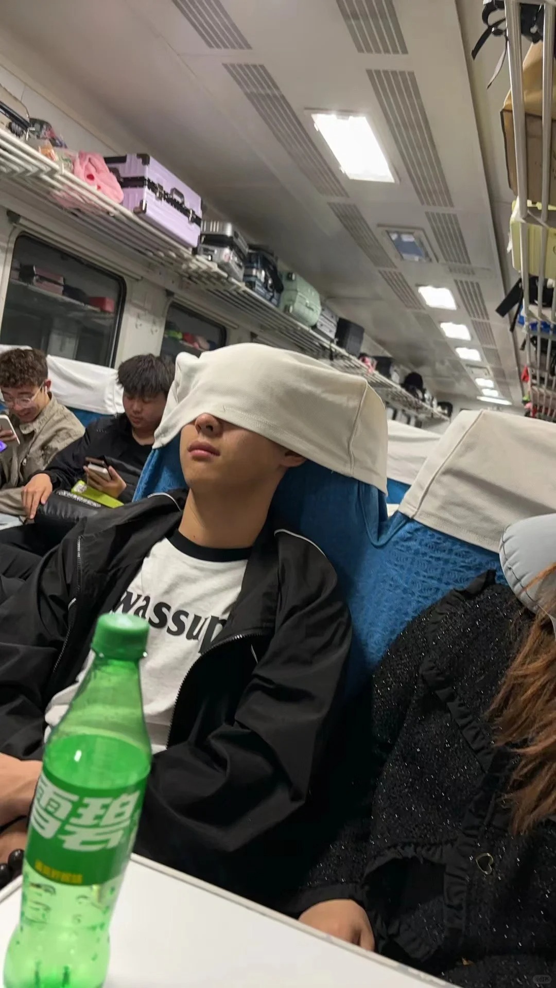 坐火车的大学生们
看看你们哈哈哈哈哈哈哈哈哈