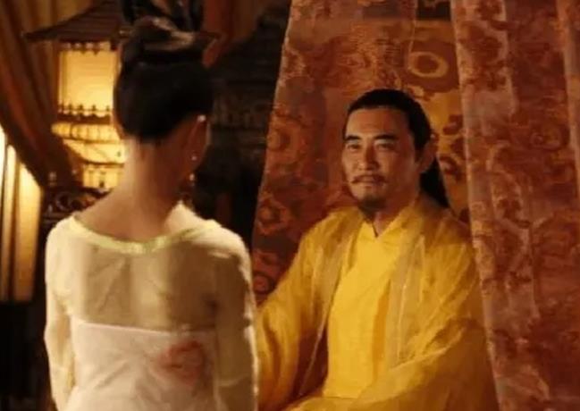 1665年的晚上，侍女阿露和年仅12岁的康熙同床共枕。当时，12岁的康熙上榻后激