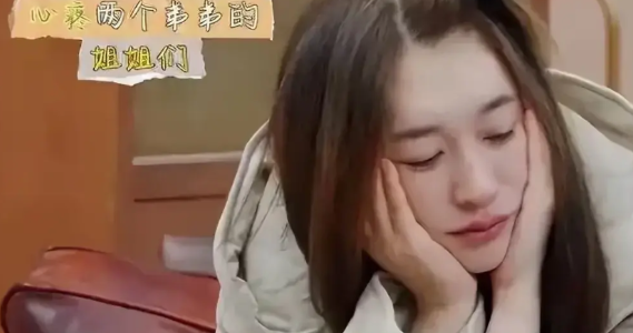 李小冉向太倪萍之流的
凭什么看不起刘晓庆？
有人说因为庆姐前男友古柯的爆料，
使