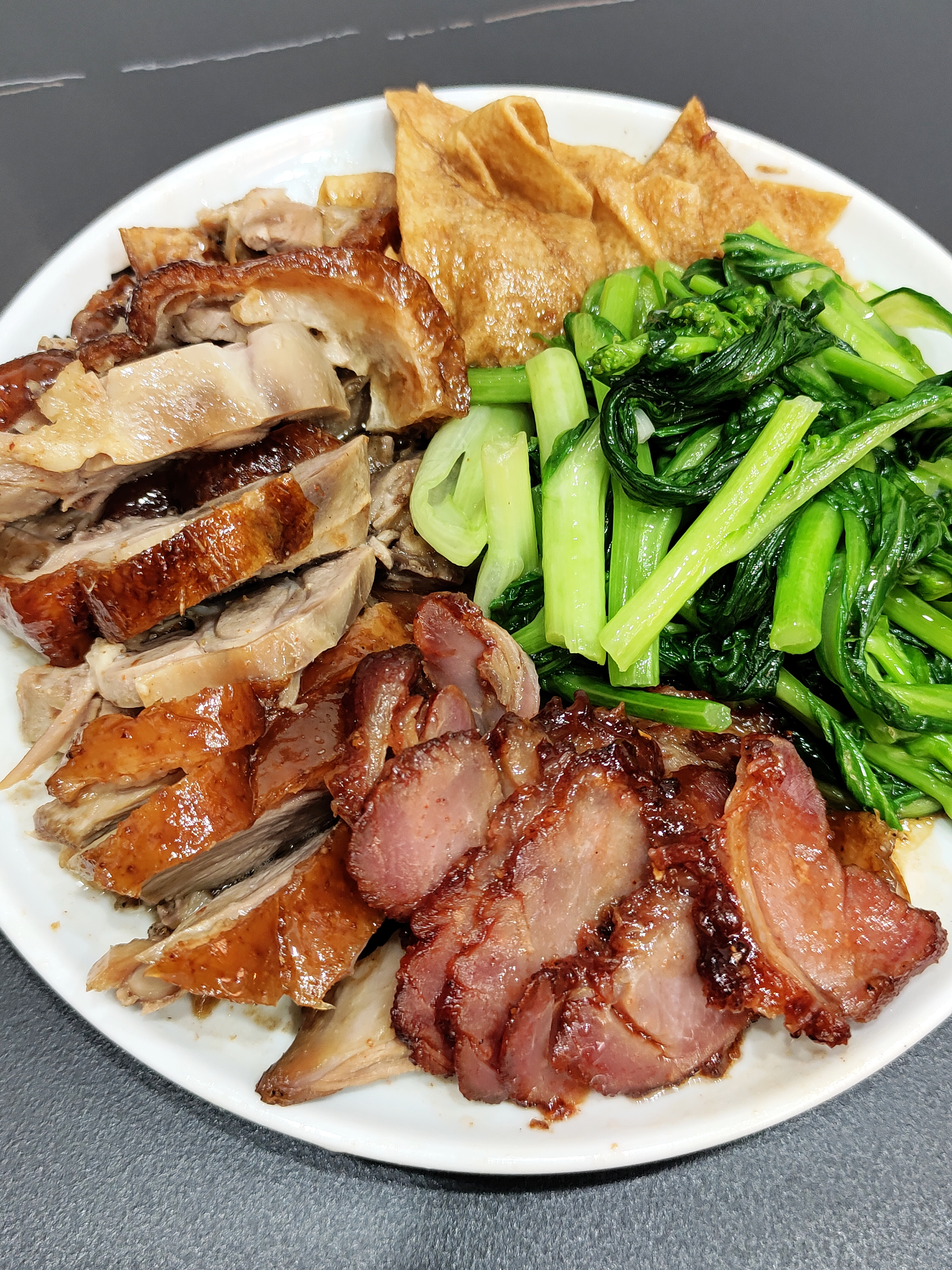 晚餐吃烧腊饭，烧鸭蜜汁叉烧双拼饭20，烧鸭新出炉不错，叉烧也可。湖南#武冈# ​