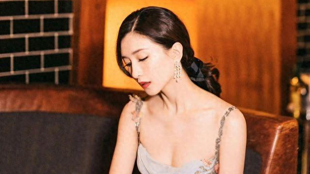江疏影活动图：成熟女性的多维魅力解码