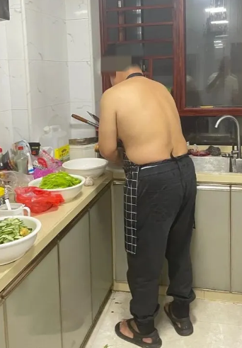 我对老公说，“我也想去电影院看哪吒2。”
老公说，“省省吧！一张票69，不如买点