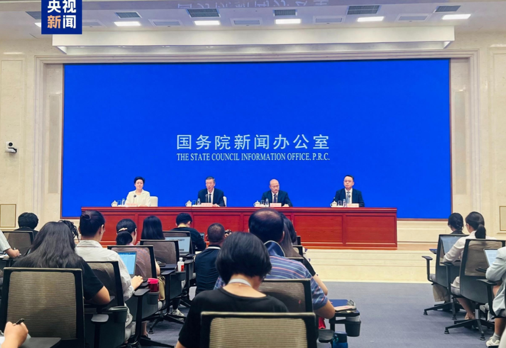 根据昨天的新闻发布会，现在教师总数已经达到了1891.8万人！面对就业难题和疫情