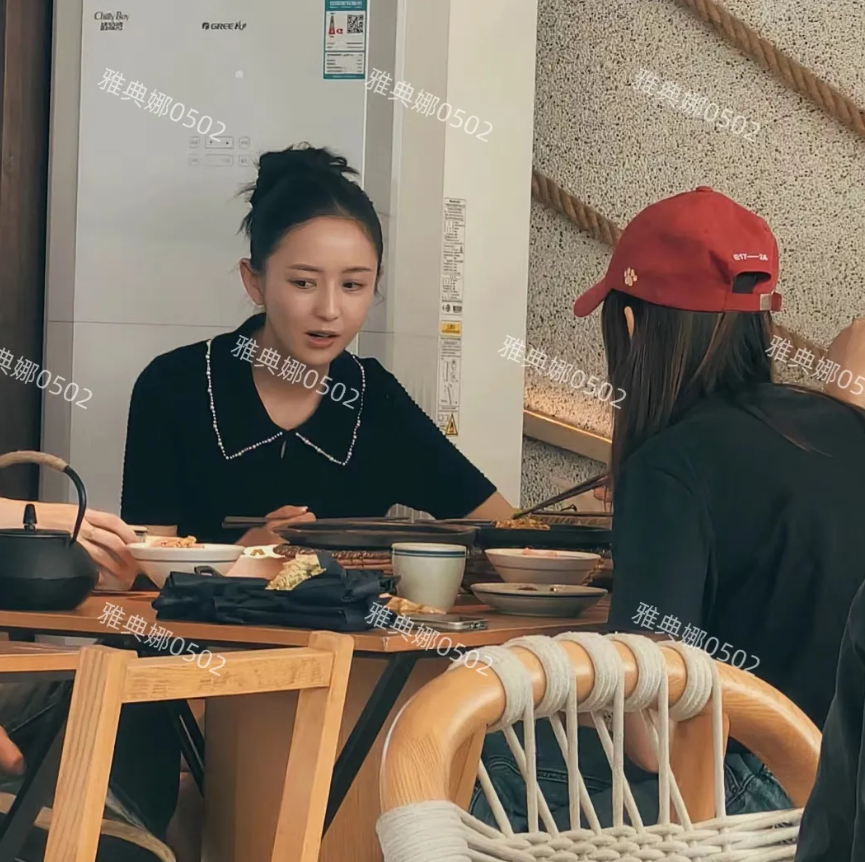 佟丽娅的美貌被高估了，作为新疆四美之一，她一直是公认的浓颜系大美女。
但在北京郎