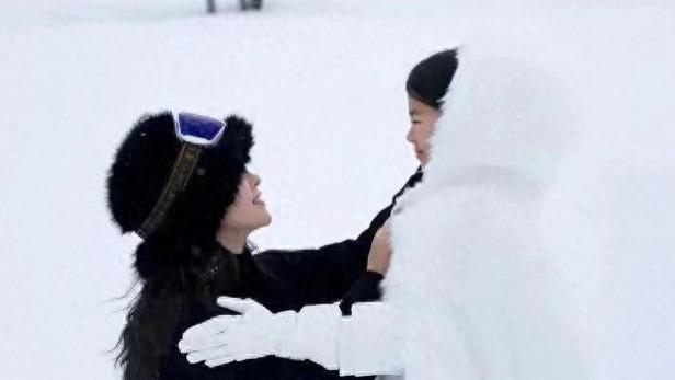 章子怡母女雪地欢歌，富士山下烟花璀璨庆生辰！