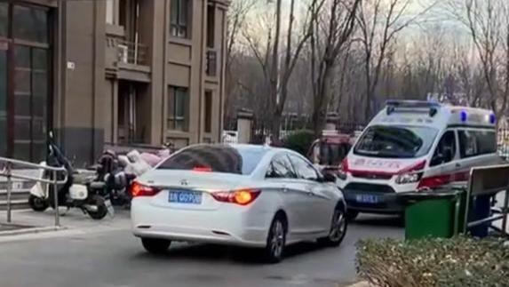 小区私家车不给救护车让路致老人延误救治，警方通报：行拘