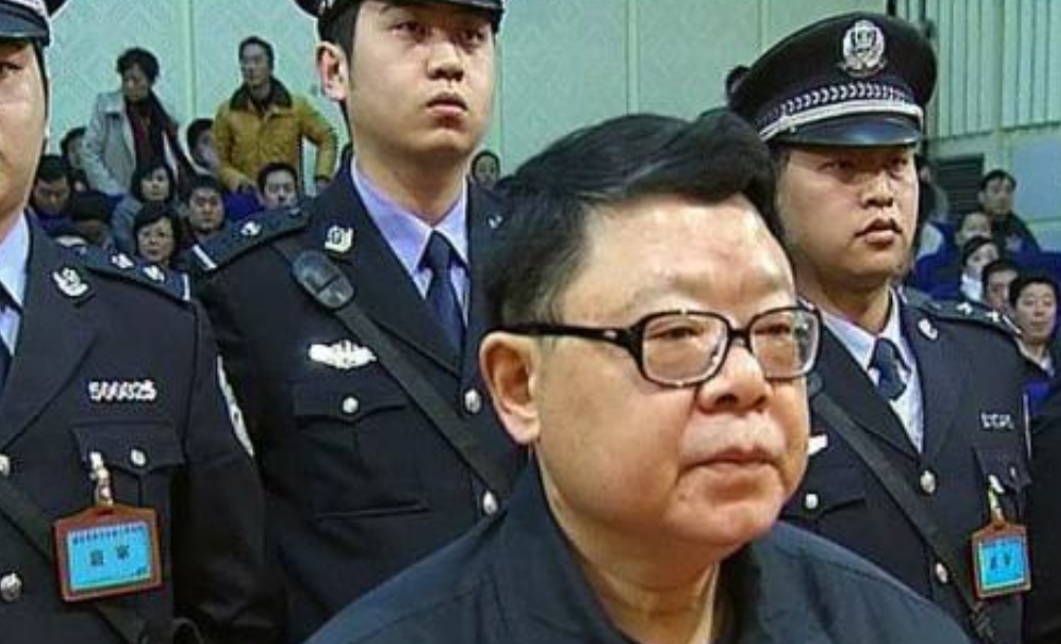 2009年8月6日，重庆市司法局局长文强突然被几个人限制住了手脚，他终于意识到自