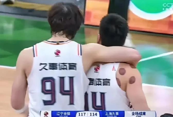 辽宁队最后给了李弘权这么好的三分机会时，我真以为要加时了。

那个刺激和紧张啊，