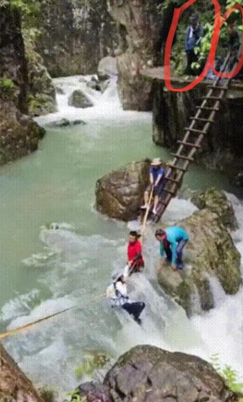 这两天，网友们都在谈论台州黄岩区石人峡（废弃的曾是一个收费景区）2名驴友被激流冲
