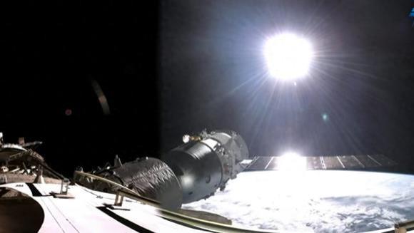 奇怪了，神舟十九号出舱背景画面，居然漆黑一片，为什么没星星？