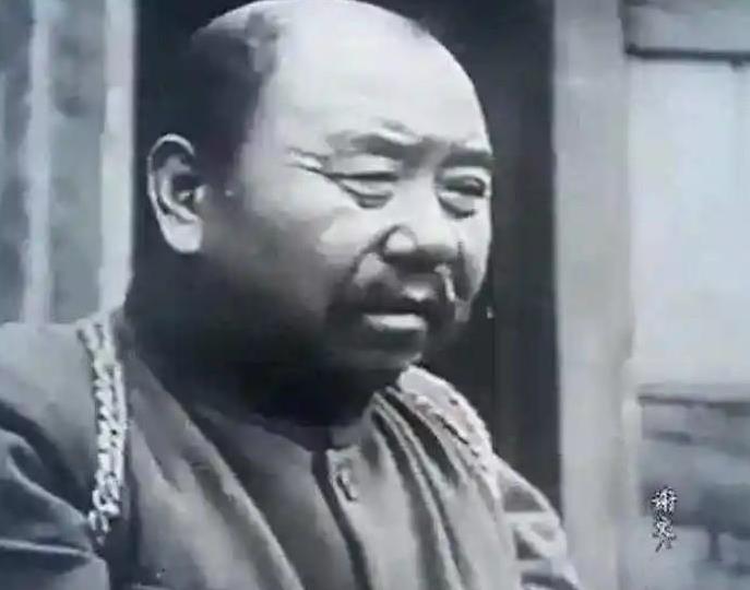 1942年，叛徒谢文东受日军指示，辨认一位抗日英雄的遗体。一伪警察怕他看不清，用