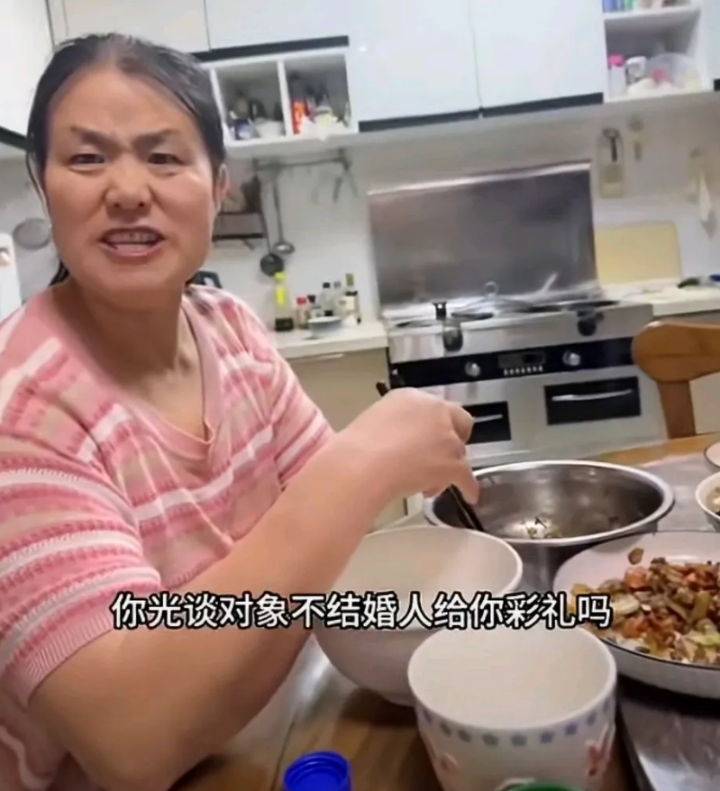 妈妈催二婚离异的女儿，不能总是处对象不结婚，结婚可以继续要彩礼，给弟弟们娶媳妇用