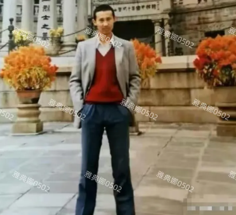 天啊，这居然是腾格尔！
他年轻的时候身材好苗条脸好小，瘦瘦高高大长腿身上竟有些文