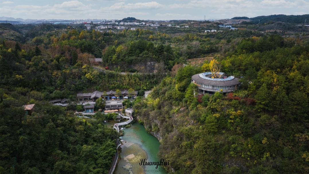 这里距离贵阳33公里，被称为“小贵州”，囊括贵州旅游所有精华