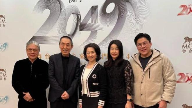 郭晶晶现身澳门同框何超琼，两人都优雅大方，霍震霆也在一脸严肃