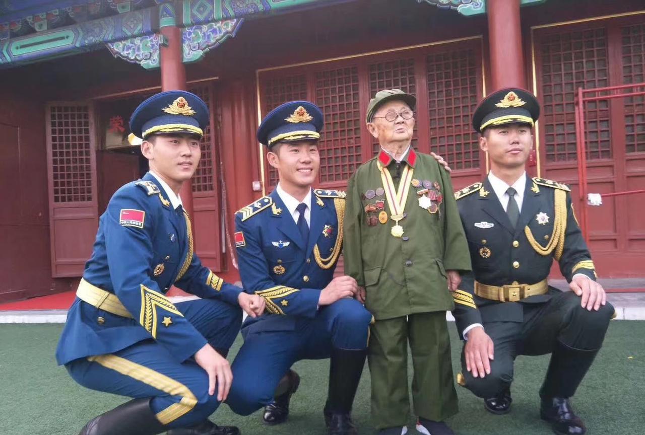 1939年，一个“小男孩”在街上碰到了日本军官茨谷五雄，直接朝他鞠了个深躬，而茨