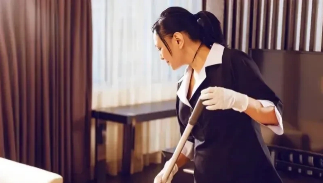 河北某地，一女保姆入室盗窃，被男主人发觉。女保姆祈求男主人大发慈悲不追究。男主人