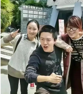 饺子导演如今靠一部电影《哪吒》就火遍全球，如今他最应该做的是这4件事：

第一件