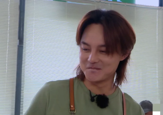 尹正对殷桃说:“姐我就给你摊一个鸡蛋饼，你自己来定制好不好？因为我不知道你要加啥