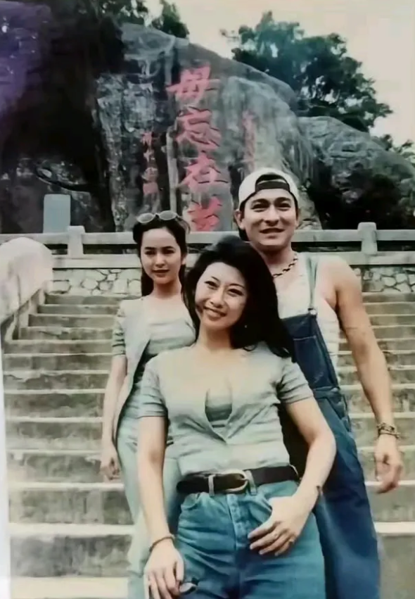 有谁知道刘德华和两位美女合影的这个地方是哪个景点吗？背景石头上刻的是哪几个字啊？