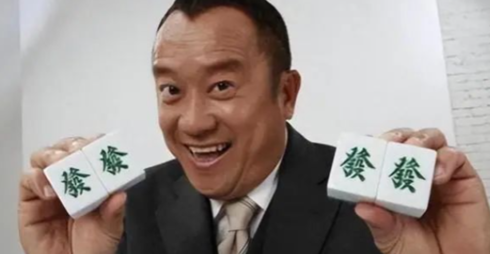 1990年，刘嘉玲接到曾志伟 “三缺一”的电话就去了，结果途中被绑架。等她再出现
