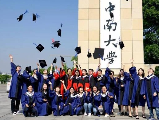 后来她利用业余时间考了会计初级证书，结婚生子之后在家里呆了一年，后来就去找了个会