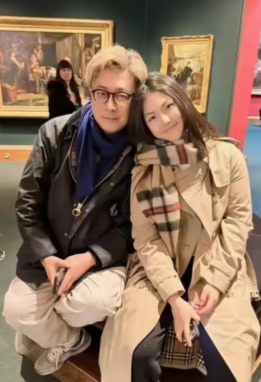 王岳伦前往英国看望女儿王诗龄，并留下了珍贵的合照。镜头下的王岳伦留着黄色的头发，