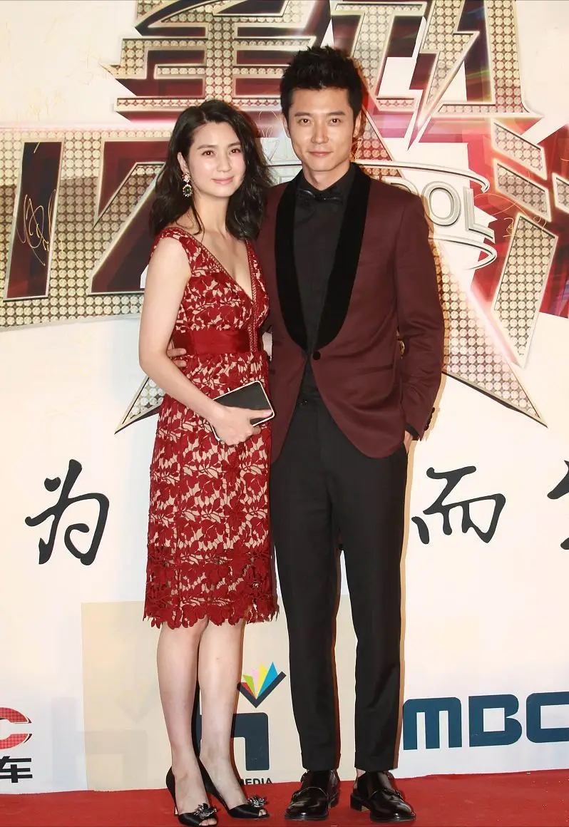 她是整个香港最幸福的女人。
重点是，她的老公比她年轻10岁！
长得帅，又有钱。
